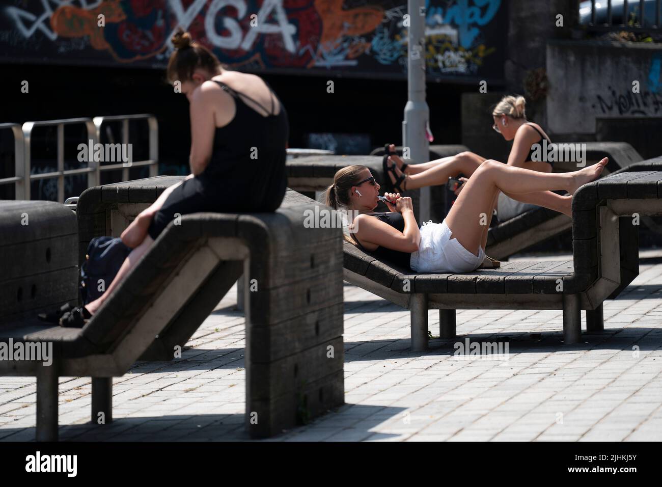 Manchester, Grande-Bretagne. 19th juillet 2022. Les gens bronzer dans le centre de Manchester, en Grande-Bretagne, en 19 juillet 2022. Une grande partie du Royaume-Uni (Royaume-Uni) a été touchée lundi par des températures brûlantes, sans répit par les prévisions de chaleur étouffante avant le milieu de cette semaine. Les autorités ont mis en garde contre des perturbations dans les transports et suggéré que les gens travaillent de chez eux dans les jours à venir. Credit: Jon Super/Xinhua/Alay Live News Banque D'Images