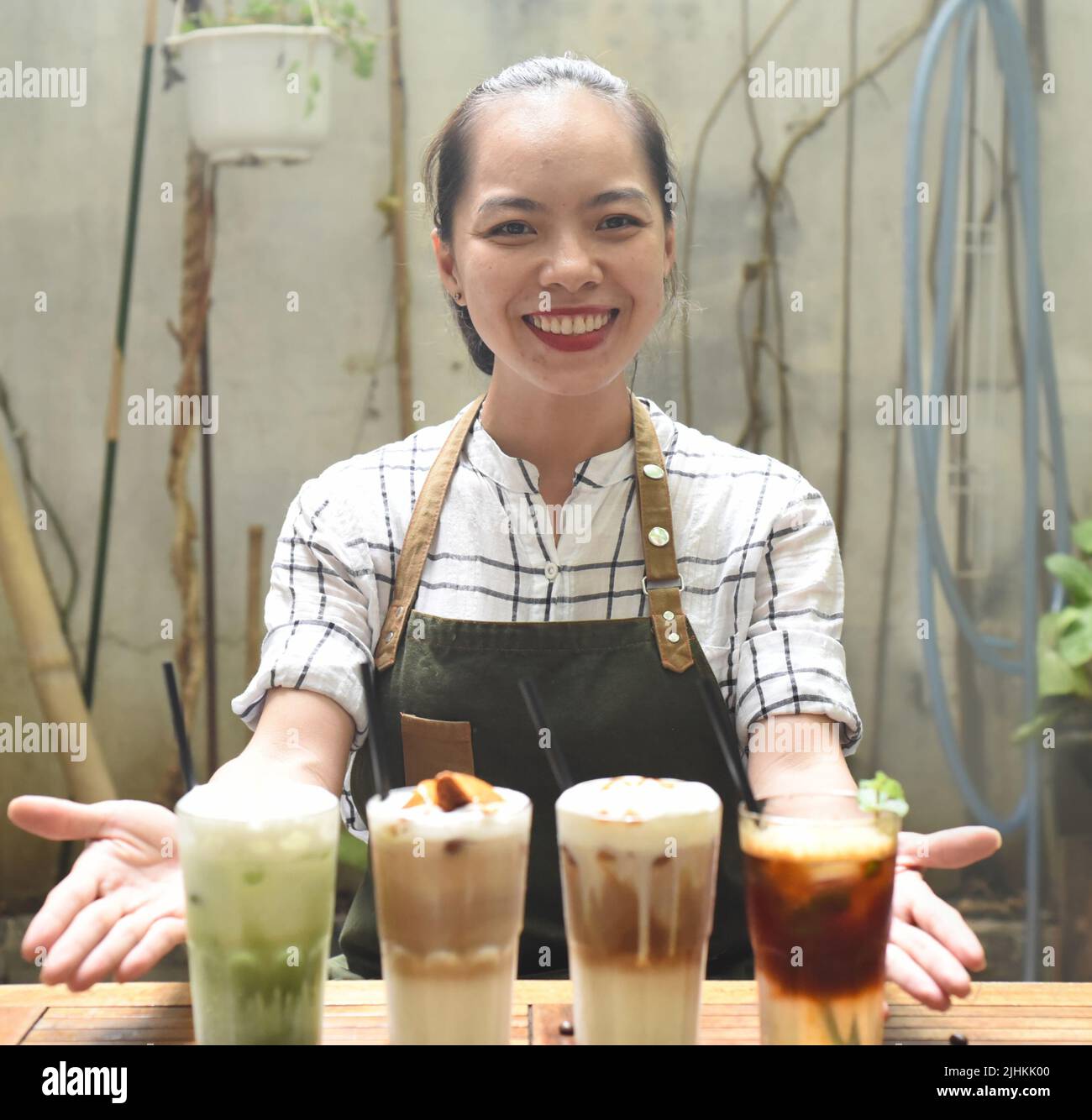 Une serveuse asiatique a préparé des boissons à servir dans un café Banque D'Images