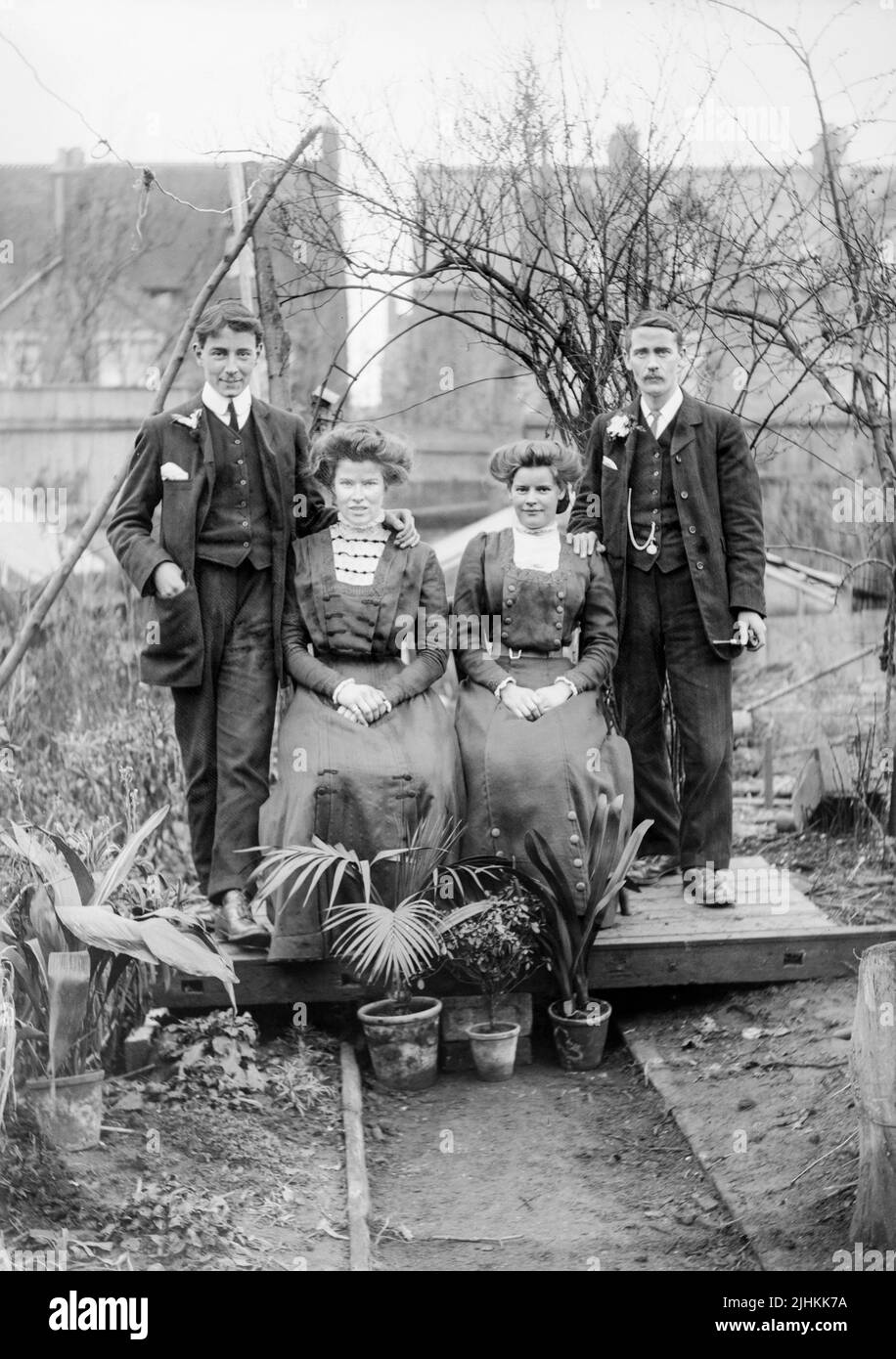 Une photographie noir et blanc édouardienne du début du 20th siècle montrant une famille britannique. Deux hommes et deux femmes. Banque D'Images