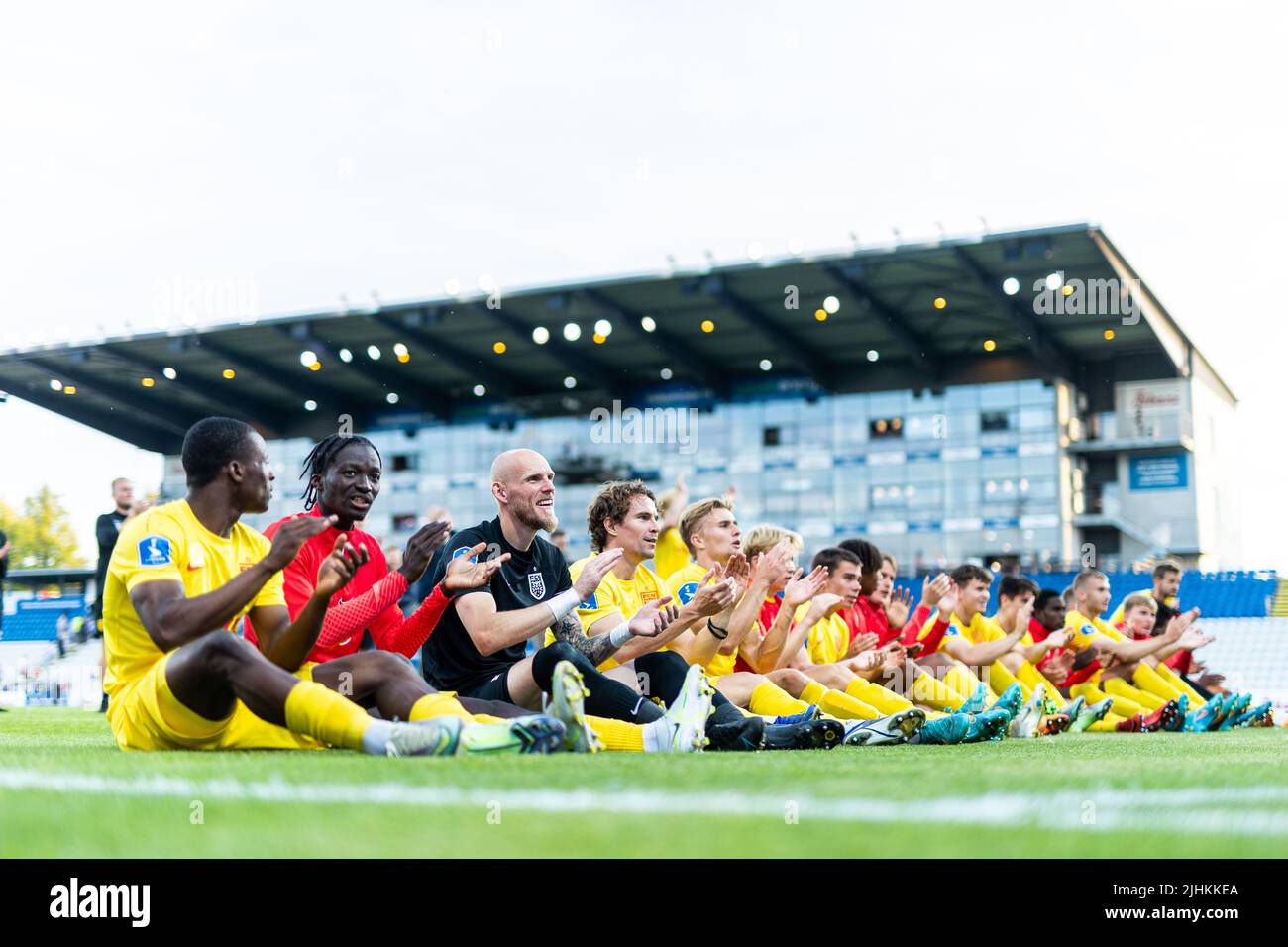 Odense, Danemark. 18th juillet 2022. Les joueurs du FC Nordsjaelland célèbrent la victoire de 0-2 avec les fans de la section Away après le match Superliga de 3F entre Odense Boldklub et le FC Nordsjaelland au parc d'énergie nature à Odense. (Crédit photo : Gonzales photo/Alamy Live News Banque D'Images