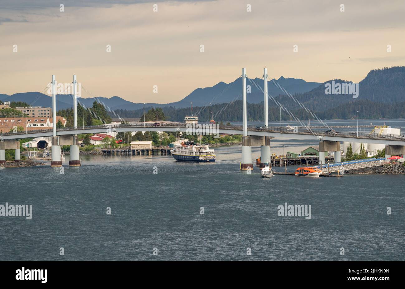 Sitka, AK - 8 juin 2022 : bateau de croisière National Geographic quais d'oiseaux de mer à Sitka en Alaska Banque D'Images