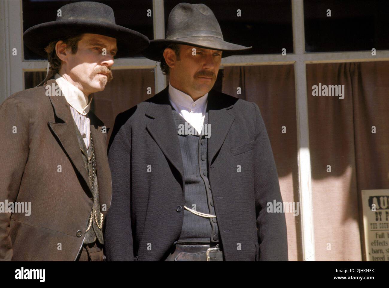 DENNIS QUAID, Kevin Costner, Wyatt Earp, 1994 Banque D'Images
