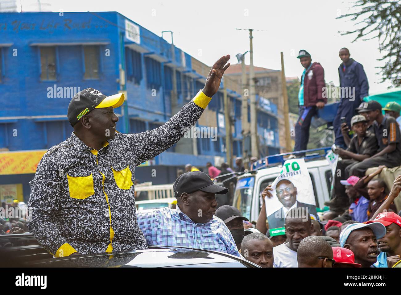 Le vice-président du Kenya et de l'Alliance démocratique unie (William Ruto, candidat à la présidence de l'UDA) se présente aux commerçants lors d'un rassemblement de campagne sur le marché de Gikomba à Nairobi. William Ruto est tireur pour la présidence sur un billet de l'Alliance démocratique unie (UDA) avant les élections générales du 9th août 2022 au Kenya. Il affrontera 3 autres candidats parmi lesquels l'ancien Premier ministre du Kenya et le candidat à la présidence d'Azimio la Umoja, Raila Odinga. Ruto a visité le marché de Gikomba à Nairobi et a mené des campagnes pour demander des votes sur le marché étendu avec son Kenya Kwanza A. Banque D'Images