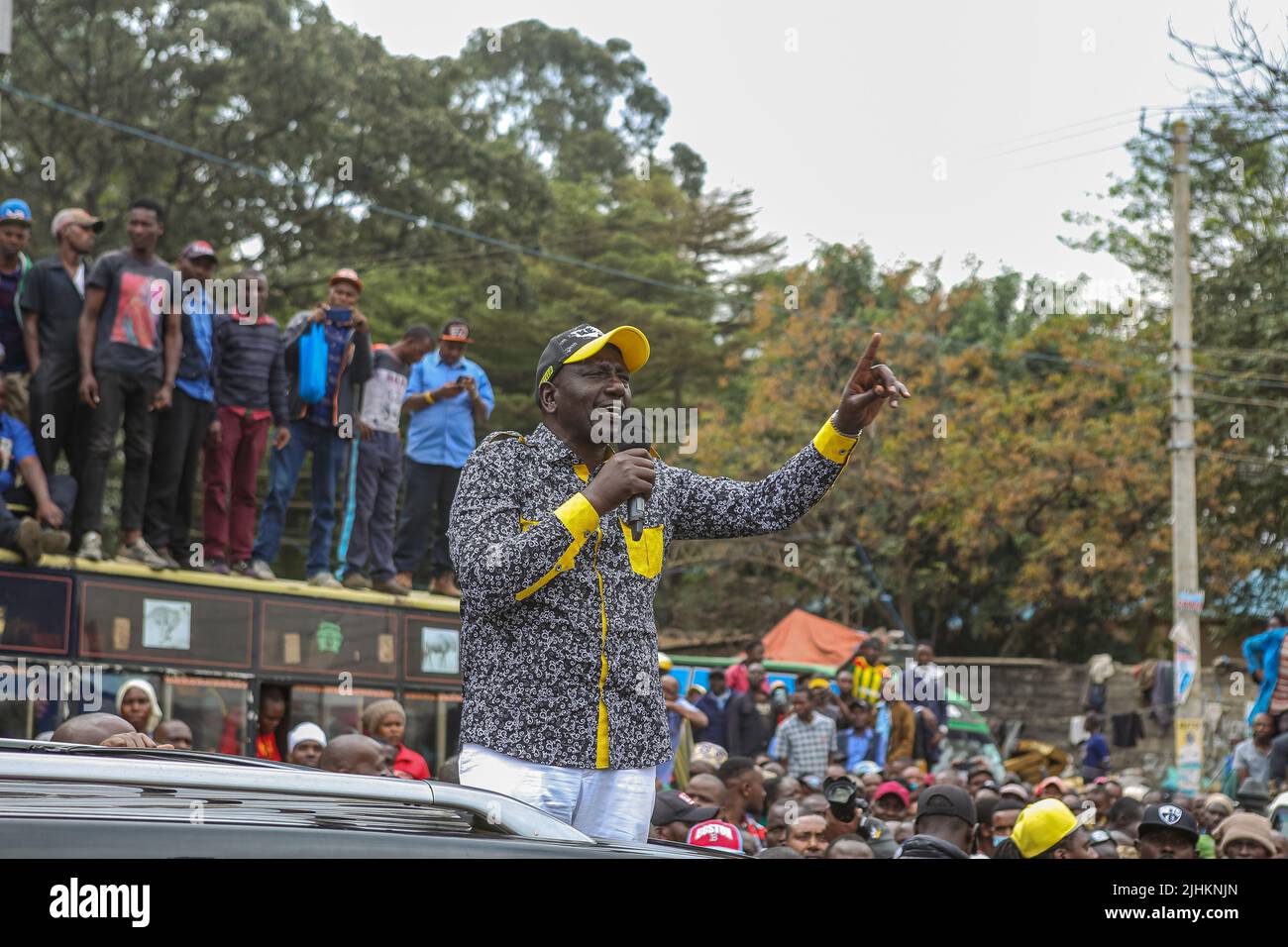 Le vice-président du Kenya et le candidat à la présidence de l'Alliance démocratique unie (UDA) William Ruto s'adressant aux commerçants le long de la route Pumwani lors d'un rassemblement de campagne sur le marché de Gikomba à Nairobi. William Ruto est tireur pour la présidence sur un billet de l'Alliance démocratique unie (UDA) avant les élections générales du 9th août 2022 au Kenya. Il affrontera 3 autres candidats parmi lesquels l'ancien Premier ministre du Kenya et le candidat à la présidence d'Azimio la Umoja, Raila Odinga. Ruto a visité le marché de Gikomba à Nairobi et a mené des campagnes pour demander des votes sur le marché étendu ensemble W Banque D'Images