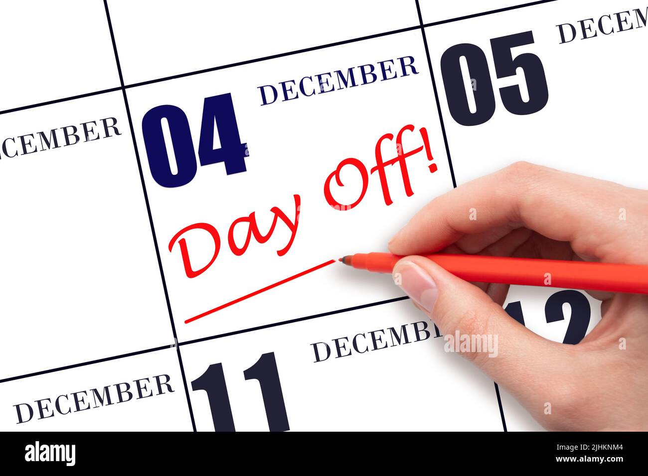 4th jour de décembre. Écrire du texte à la main LE JOUR de la journée et dessiner une ligne à la date du calendrier le 4 décembre. Concept de planification des vacances. Mois d'hiver, jour du yea Banque D'Images