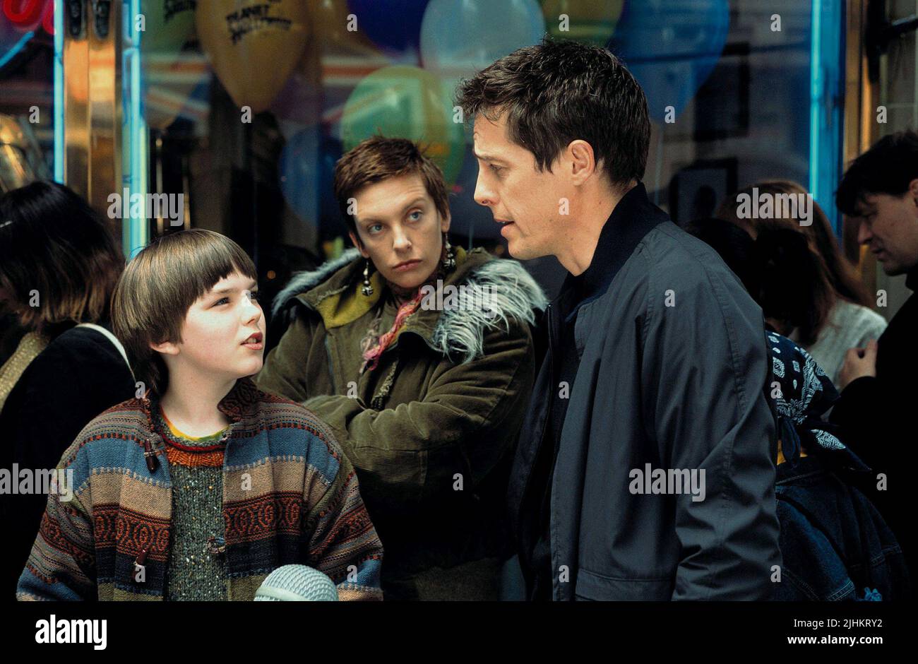 NICHOLAS HOULT, Toni Collette, Hugh Grant, sur un petit garçon, 2002 Banque D'Images