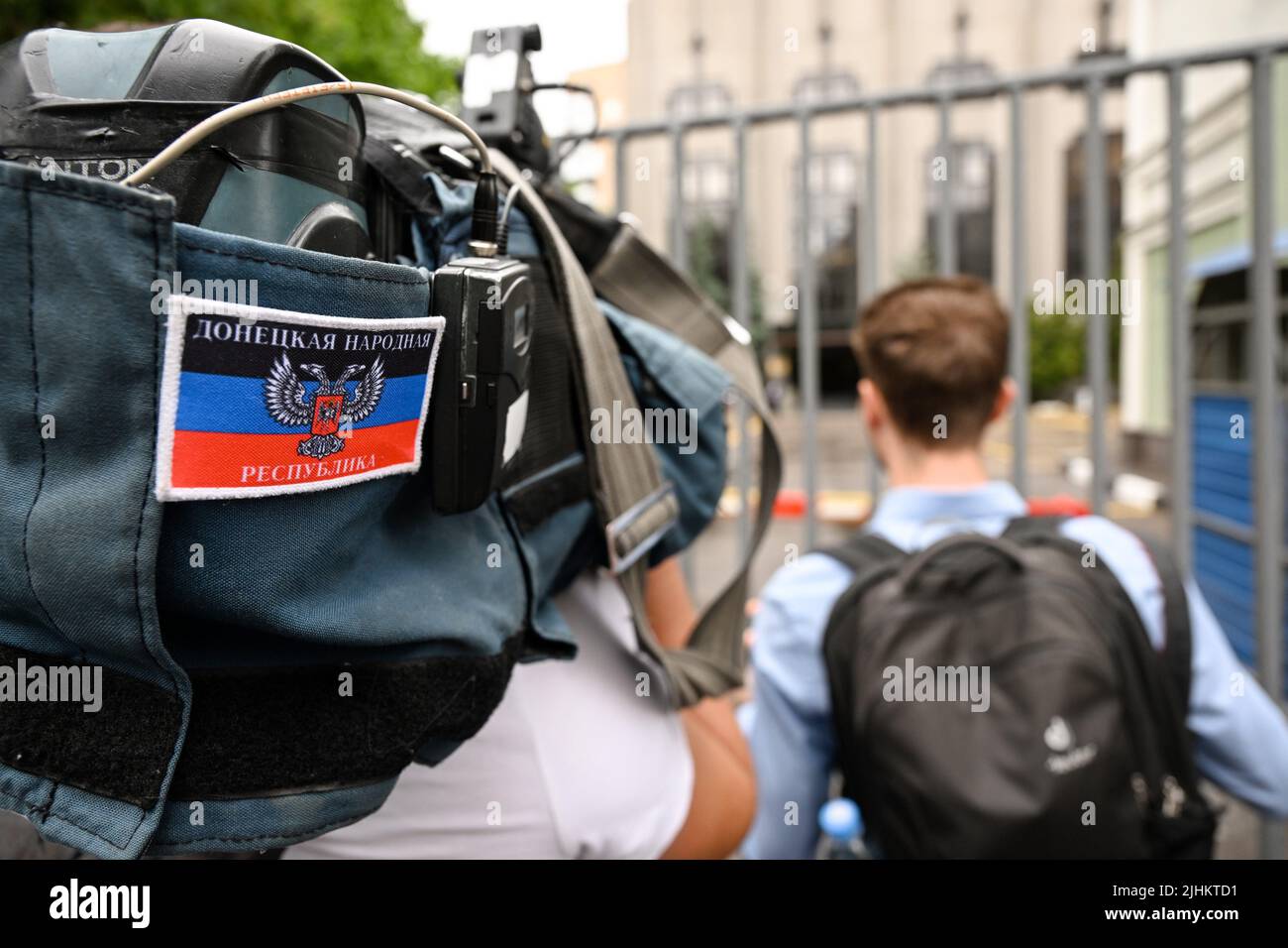 La cérémonie d'ouverture de l'ambassade de la République populaire de Donetsk (DPR) en Russie s'est tenue à Grokholsky Lane. Photographie de genre. Emblème du RMR sur le coffre de la garde-robe. 12.07.2022 Russie, Moscou photo: Aleksandr Kazakov/Kommersant/Sipa USA Banque D'Images