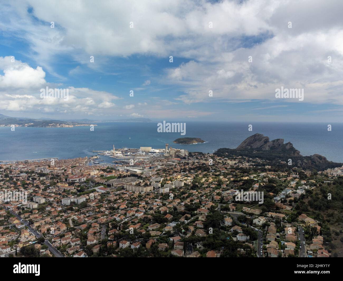 Vue panoramique aérienne sur la ville provençale côtière historique la Ciotat avec de vieux grands chantiers navals vacances d'été en Provence, France Banque D'Images