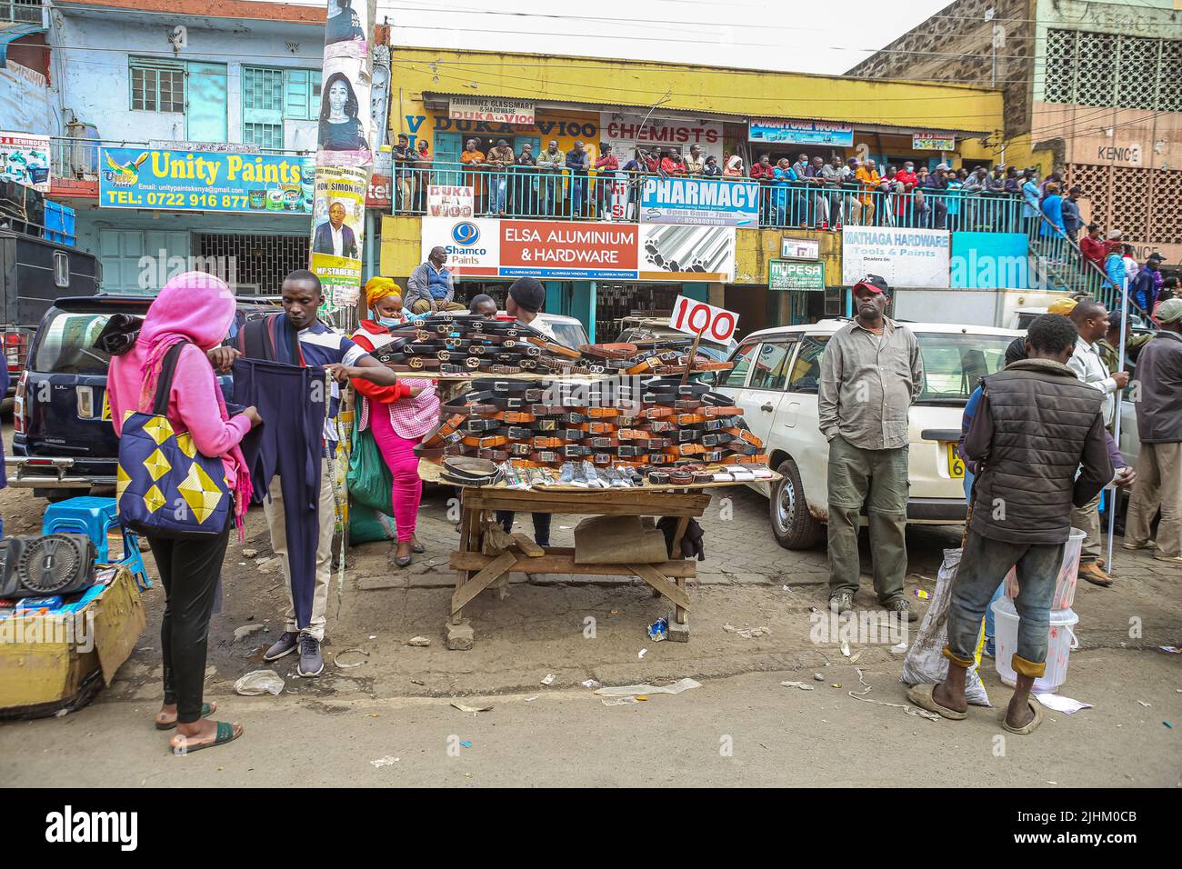 Un homme d'affaires kenyan de petite taille fait du commerce avec un client lors de la tournée de campagne du vice-président du Kenya et du candidat présidentiel de l'UDA William Ruto sur le marché de Gikomba à Nairobi. William Ruto est tireur pour la présidence sur un billet de l'Alliance démocratique unie (UDA) avant les élections générales du 9th août 2022 au Kenya. Il affrontera 3 autres candidats parmi lesquels l'ancien Premier ministre du Kenya et le candidat à la présidence d'Azimio la Umoja, Raila Odinga. Ruto a visité le marché de Gikomba à Nairobi et a mené des campagnes pour demander des votes sur le marché étendu avec son Ke Banque D'Images