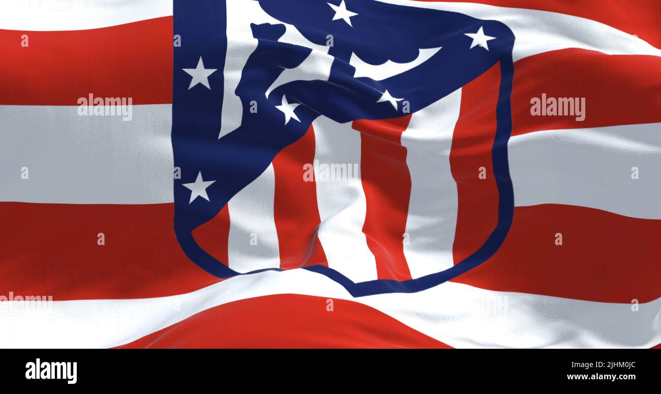 Madrid, Espagne, mai 2022 : toile de fond avec le drapeau de l'Atlético Madrid qui agite dans le vent. Atletico Madrid est une clu espagnole professionnelle de football Banque D'Images