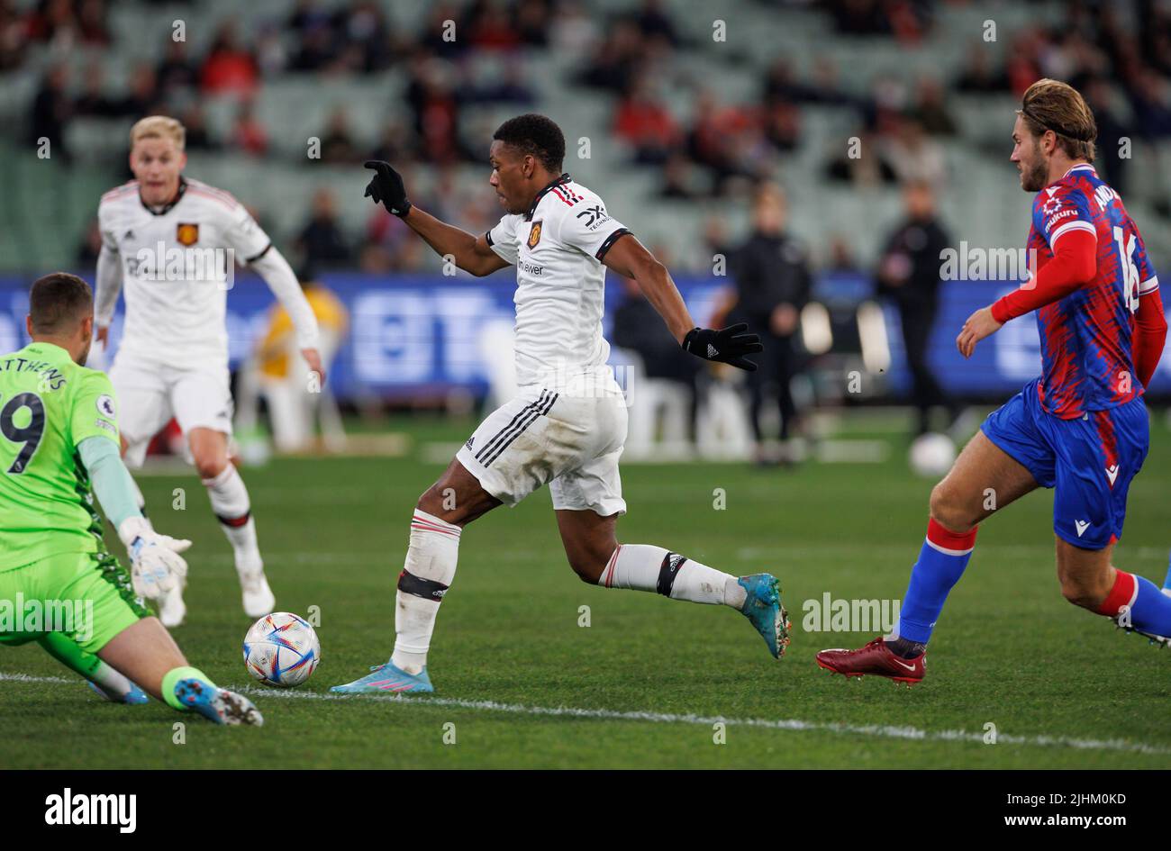 Melbourne, Australie, 19 juillet 2022. Jadon Sancho de Manchester United et Joel Ward de Crystal Palace (au sol) se battent pour le bal, Manchester United contre Crystal Palace au Melbourne Cricket Ground (MCG) le 19 juillet 2022. Crédit: Corleve/Alay stock photo Banque D'Images