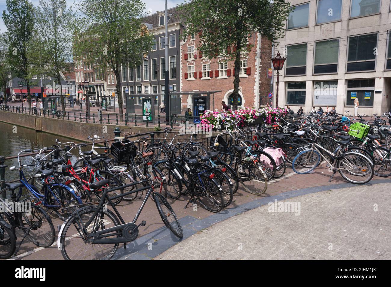 Amsterdam, pays-Bas - 21 juin 2022 : Amsterdam Cityscape avec des vélos sur un pont Banque D'Images