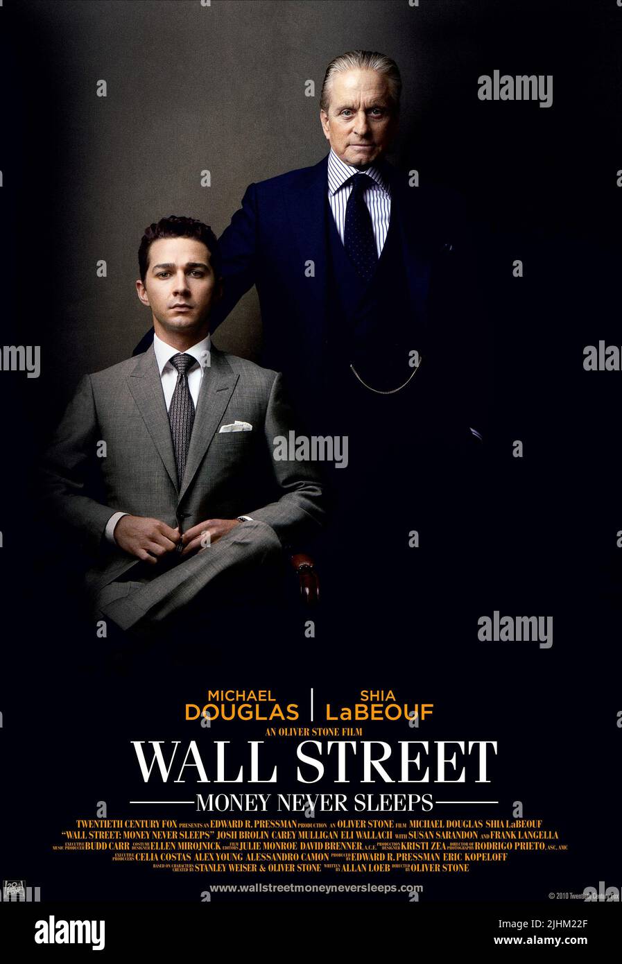 SHIA LABEOUF, MICHAEL DOUGLAS, l'AFFICHE DE WALL STREET : l'argent ne dort jamais, 2010 Banque D'Images