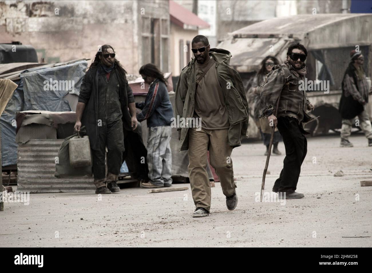 DENZEL WASHINGTON, LE LIVRE D'ELI, 2010 Banque D'Images