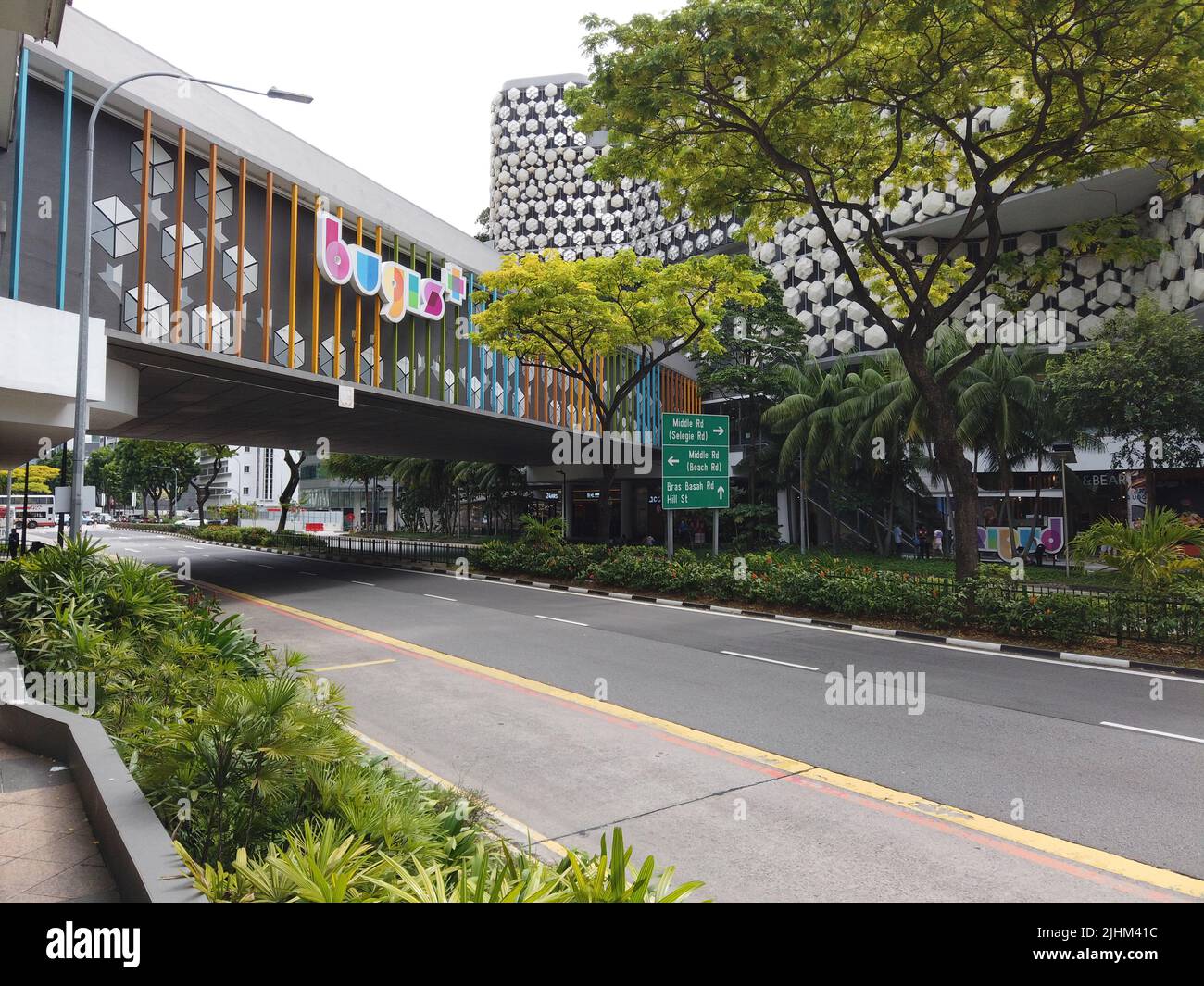 singapore Bugis Street 2 juin 2022. Vue sur la rue des bâtiments du centre commercial Bugis Banque D'Images