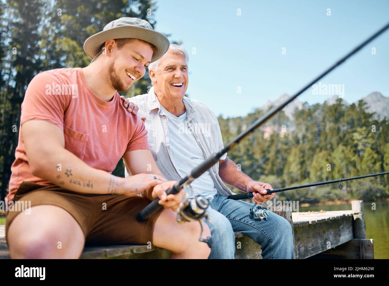 J'avais l'habitude de vous emmener ici tout le temps comme un enfant. Un homme qui pêchait avec son père dans un lac dans une forêt. Banque D'Images