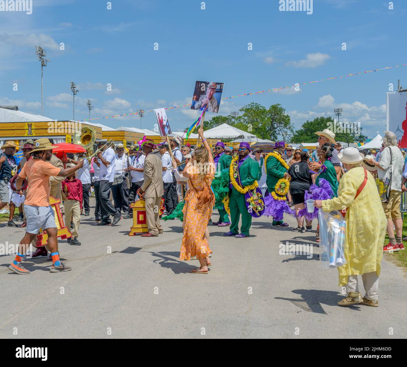 LA NOUVELLE-ORLÉANS, LA, États-Unis - 29 avril 2022 : deuxième élément de la foule pour célébrer la vie de George Wein, fondateur du festival du jazz et du patrimoine de la Nouvelle-Orléans Banque D'Images