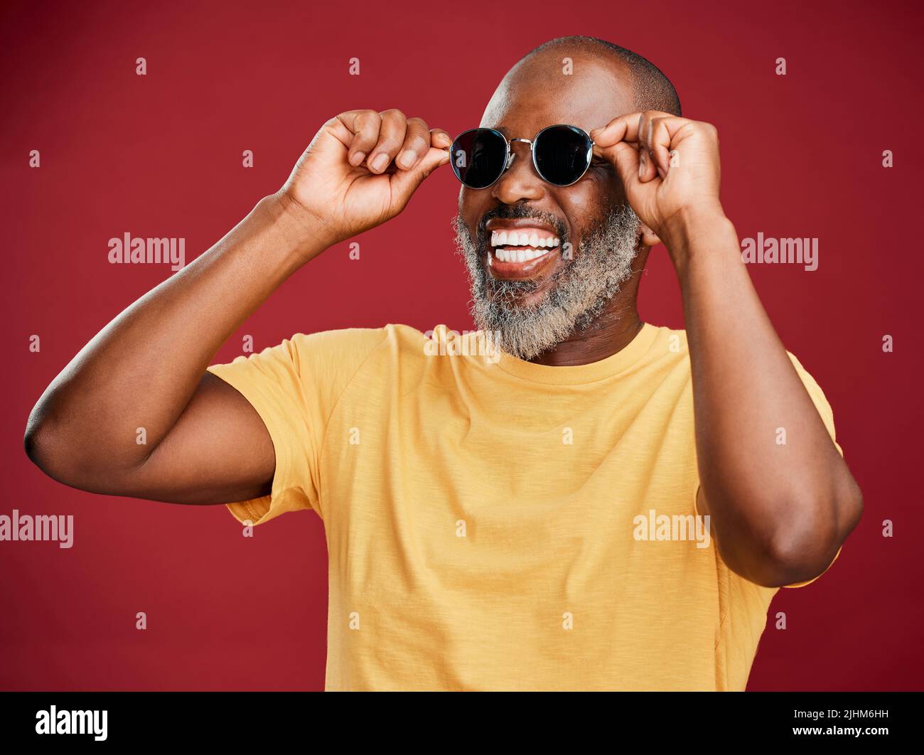 Handsome bald man sunglasses standing Banque de photographies et d'images à  haute résolution - Alamy