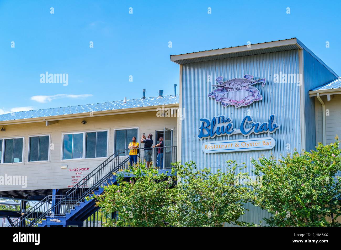 LA NOUVELLE-ORLÉANS, LA, États-Unis - 17 JUILLET 2022 : le Blue Crab Restaurant et Oyster Bar le long du lac Pontchartrain dans le quartier de Lakeview Banque D'Images