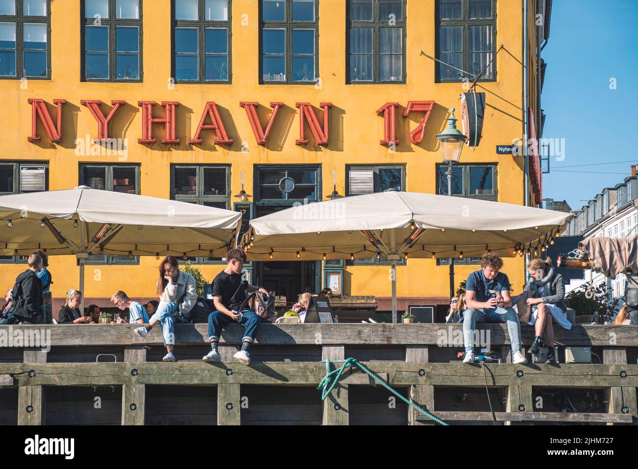 Les habitants et les touristes le long du canal de Nyhavn ou du nouveau port, du canal et du quartier des divertissements de Copenhague Banque D'Images