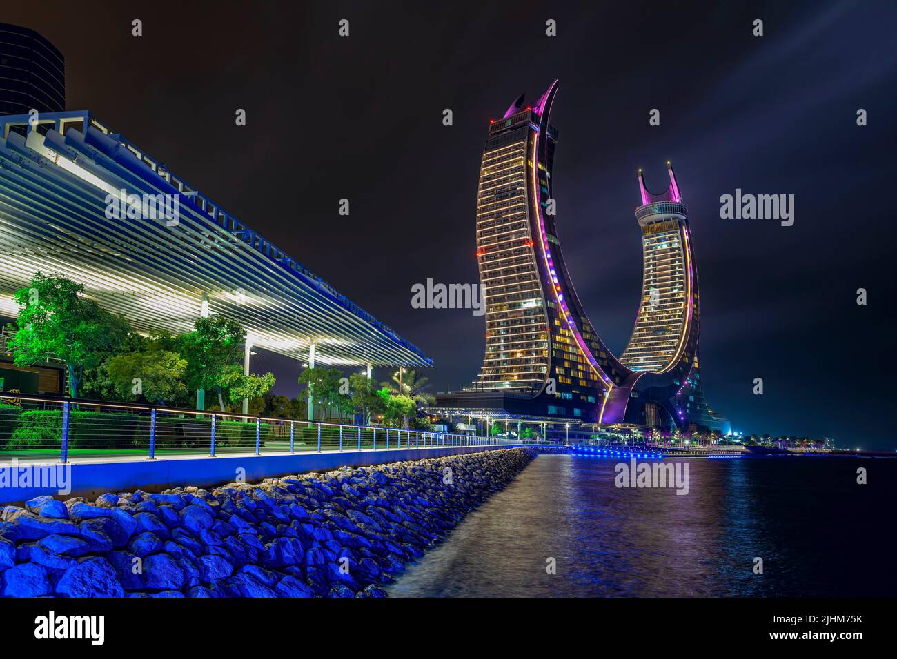 Les bâtiments de Katara ont vue sur le parc de la marina de Lusail. Tour Crescent Banque D'Images