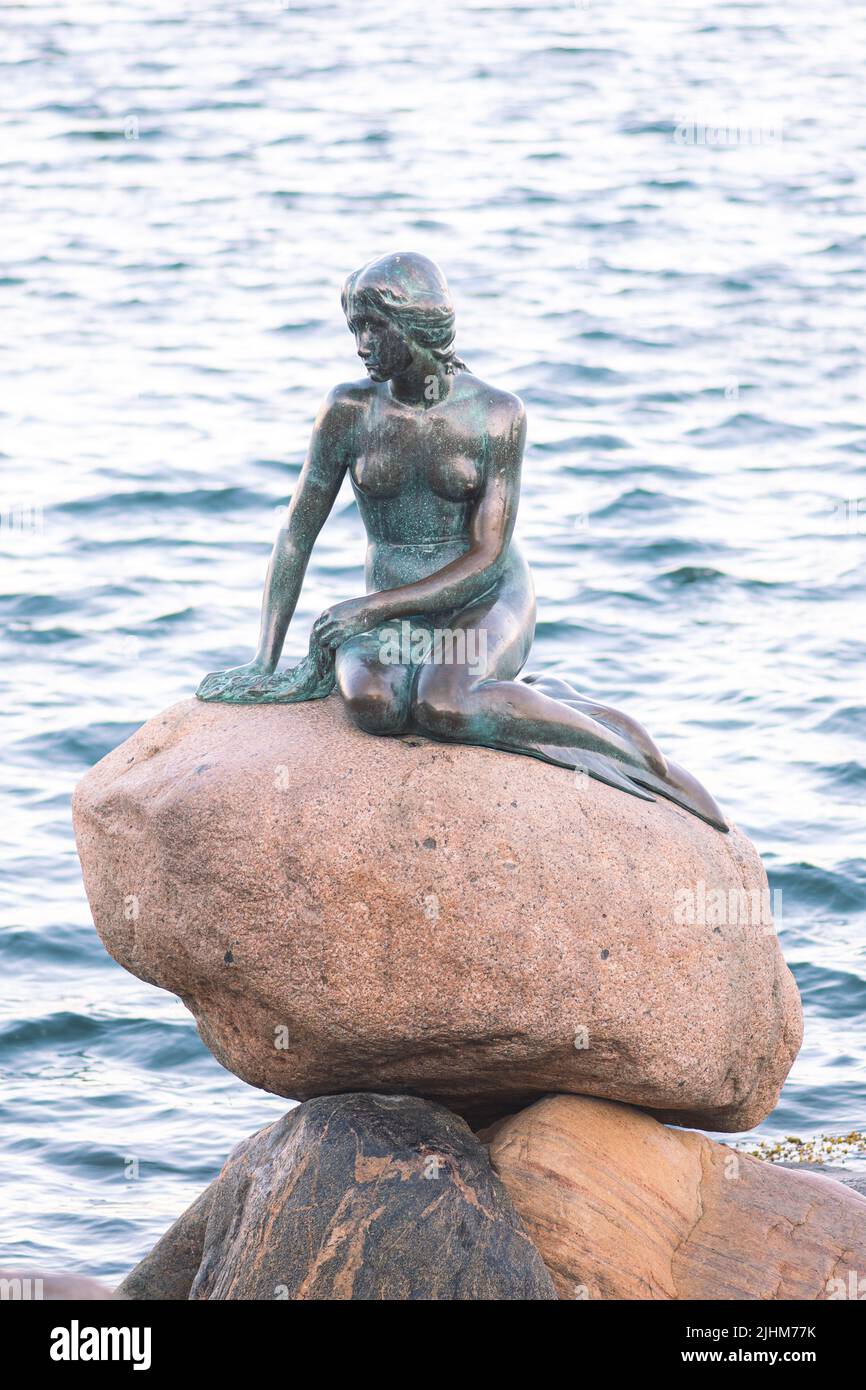 Statue de bronze ou sculpture de la petite Sirène exposée sur un rocher au bord de l'eau à la promenade Langelinie à Copenhague, Danemark Banque D'Images Statue de bronze ou sculpture de la petite Sirène exposée sur un rocher au bord de l'eau à la promenade Langelinie à Copenhague, Danemark Banque D'Images