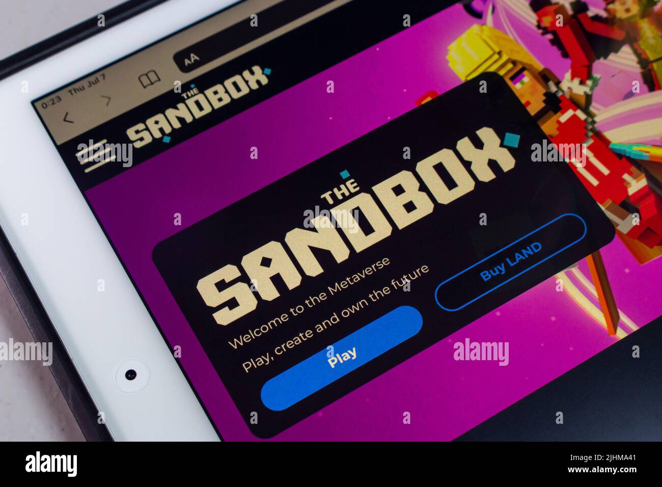 Kumamoto, JAPON - Jul 6 2022 : le site de Sandbox sur une tablette. La Sandbox est une plate-forme de jeu NFT décentralisée dans la blockchain d'Ethereum Banque D'Images