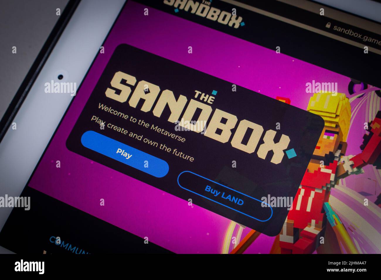 Kumamoto, JAPON - Jul 6 2022 : le site de Sandbox sur tablette dans une humeur sombre. La Sandbox est une plate-forme de jeu NFT décentralisée à Ethereum Banque D'Images