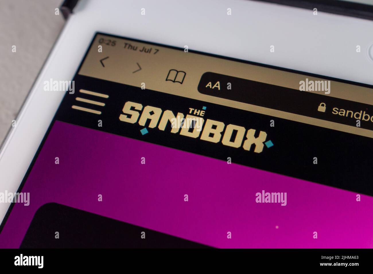 Kumamoto, JAPON - juillet 6 2022 : logo de la Sandbox sur tablette. La Sandbox est une plate-forme de jeu NFT décentralisée dans la blockchain d'Ethereum Banque D'Images