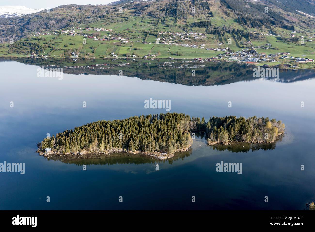 Île avec petite maison de vacances, lac Hafslovatnet à l'est de la ville de Sogndal, réflexions dans le lac, Norvège Banque D'Images