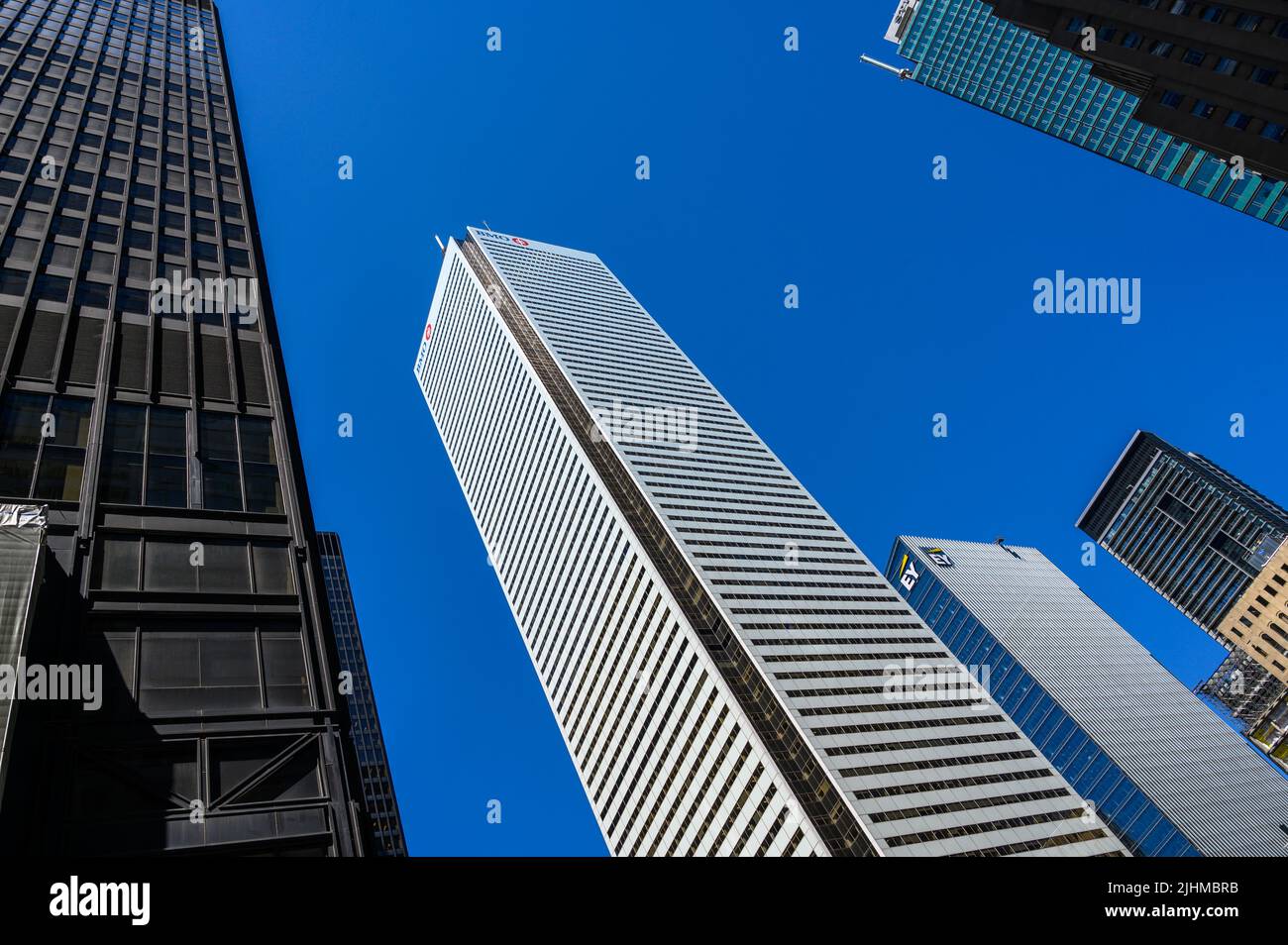 Immeuble de la Banque de Montréal (BMO) flanqué d'un immeuble de bureaux Ernst & Young (EY) à droite et d'un immeuble du Centre TD à gauche, centre-ville de Toronto, Ontario, Canada. Banque D'Images