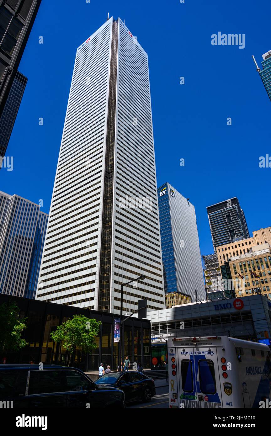 Immeuble de la Banque de Montréal (BMO) qui s'élève à côté de l'immeuble de bureaux Ernst & Young (EY), vu de la rue Bay, au centre-ville de Toronto, Ontario, Canada. Banque D'Images