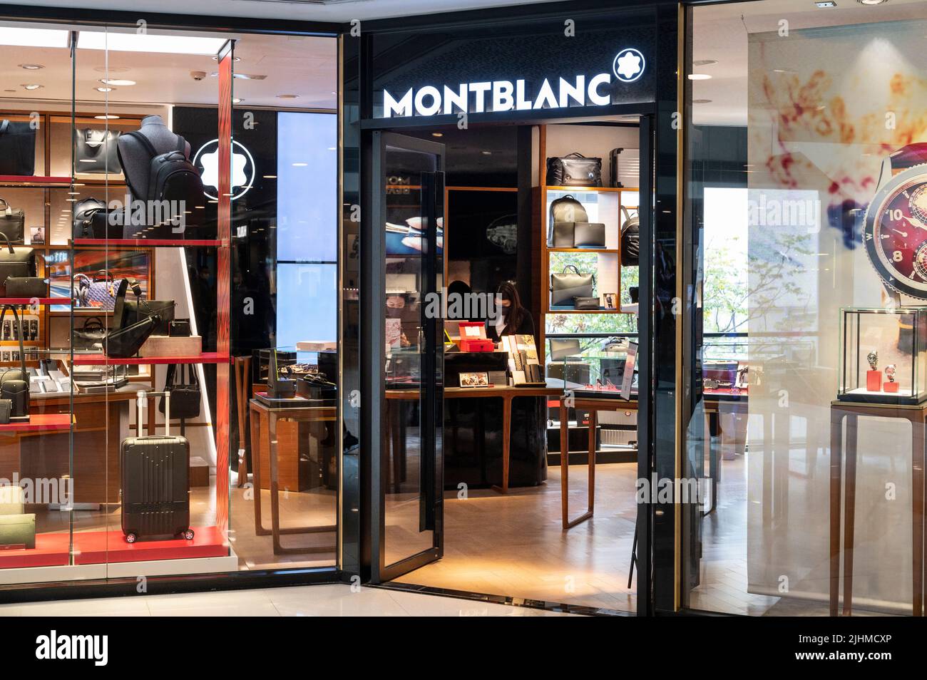 Hong Kong, Chine. 19th juillet 2022. Fabricant allemand d'instruments d'écriture de luxe, montres, bijoux magasin Montblanc à Hong Kong. (Photo de Budrul Chukrut/SOPA Images/Sipa USA) crédit: SIPA USA/Alay Live News Banque D'Images