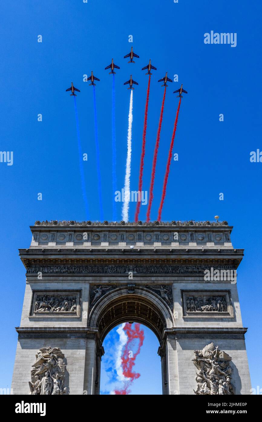 France, Paris, 2022-07-11. La Patrouille de France passe dans le ciel de Paris, au-dessus de l'Arc de Triomphe, lors de la dernière répétition de la parade de Banque D'Images