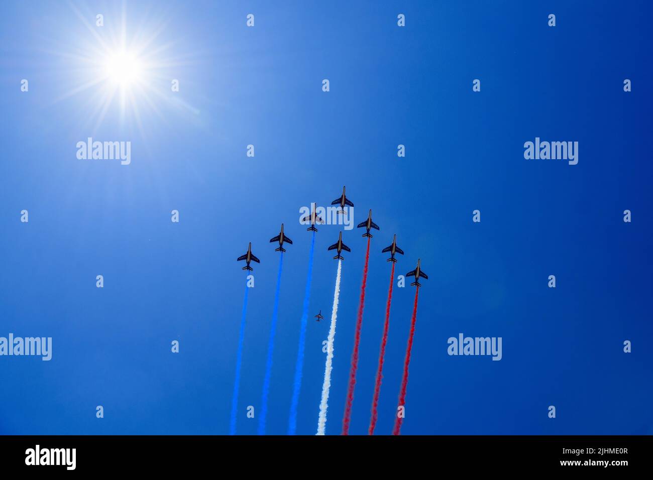 France, Paris, 2022-07-11. Sous le soleil, la Patrouille de France passe dans le ciel de Paris, au-dessus des champs Elysées, lors de la dernière répétition de Banque D'Images