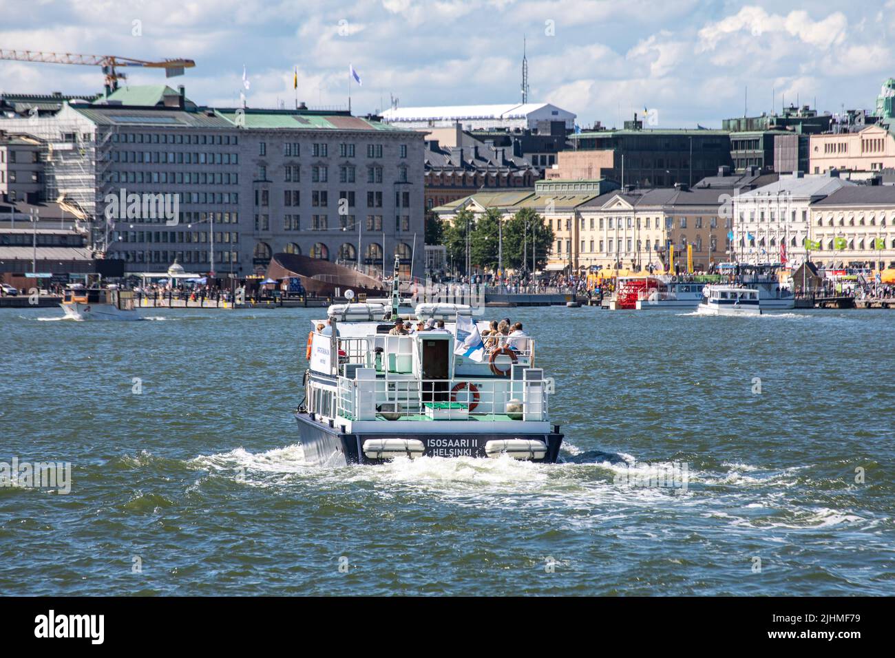 Le navire à passagers M/S Isosaari II approche de la place du marché à Helsinki, en Finlande Banque D'Images