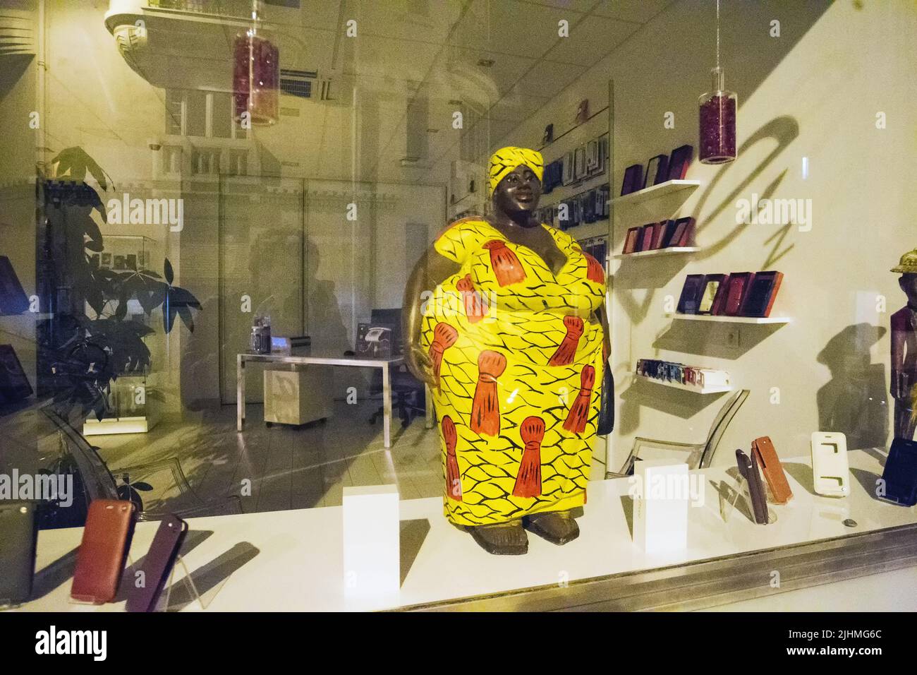 09-24-2015 Nice, France. Drôle de jouet grande graisse africaine femme en robe jaune et chapeau dans le cas d'exposition de magasin à Nice Banque D'Images