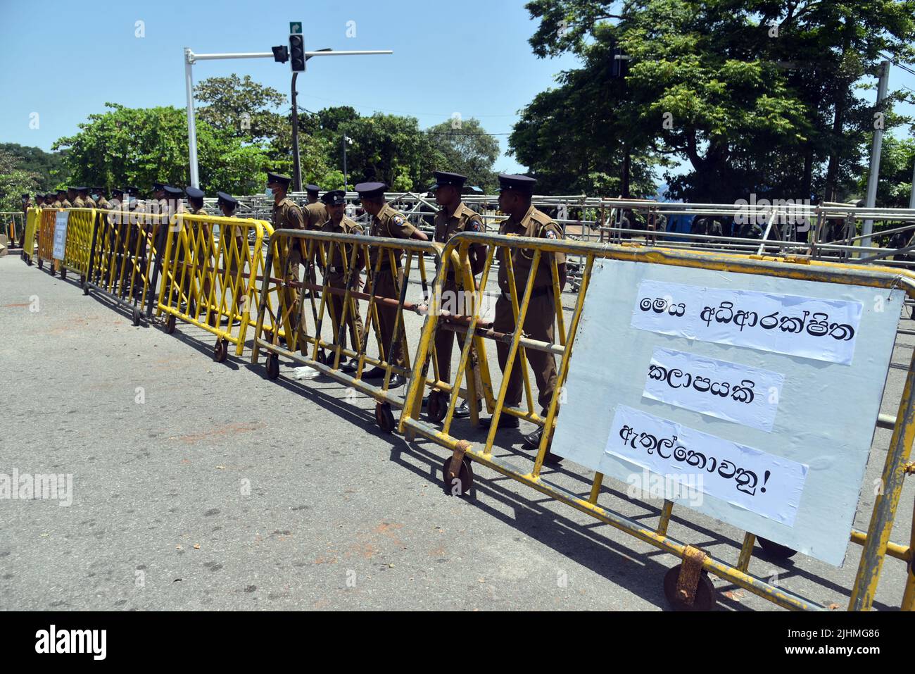 Colombo, Sri Lanka. 19th juillet 2022. Un système de sécurité spécial a été utilisé autour du Parlement aujourd'hui et demain, où l'élection du président aura lieu, et des gardes ont été déployés pour qu'aucun étranger ne puisse entrer. La séance parlementaire pour accepter les nominations pour l'élection du Président a été limitée à dix minutes. L'assemblée a été ajournée après avoir accepté les nominations présidentielles. (Photo de Ruwan Walpola/Pacific Press) Credit: Pacific Press Media production Corp./Alay Live News Banque D'Images