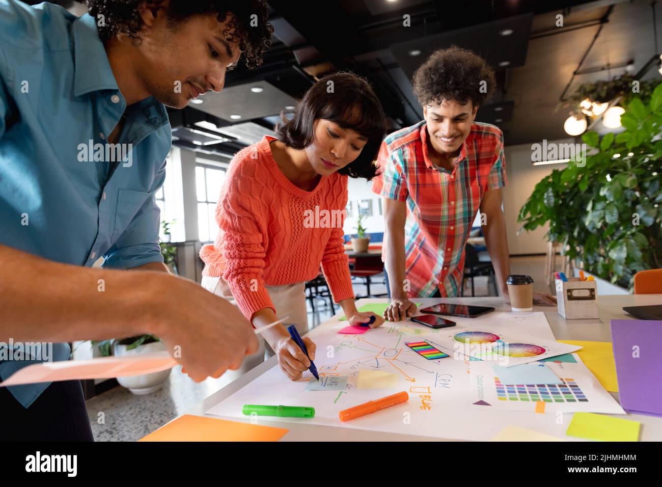 Stratégie de planification créative des collègues multiraciaux lors des réunions au bureau Banque D'Images