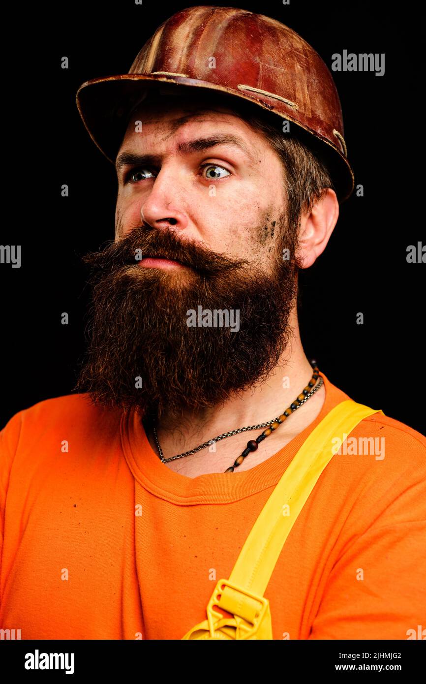 Builder dans hardhat. Travailleur industriel en combinaison et casque. Portrait de l'ingénieur de construction. Banque D'Images