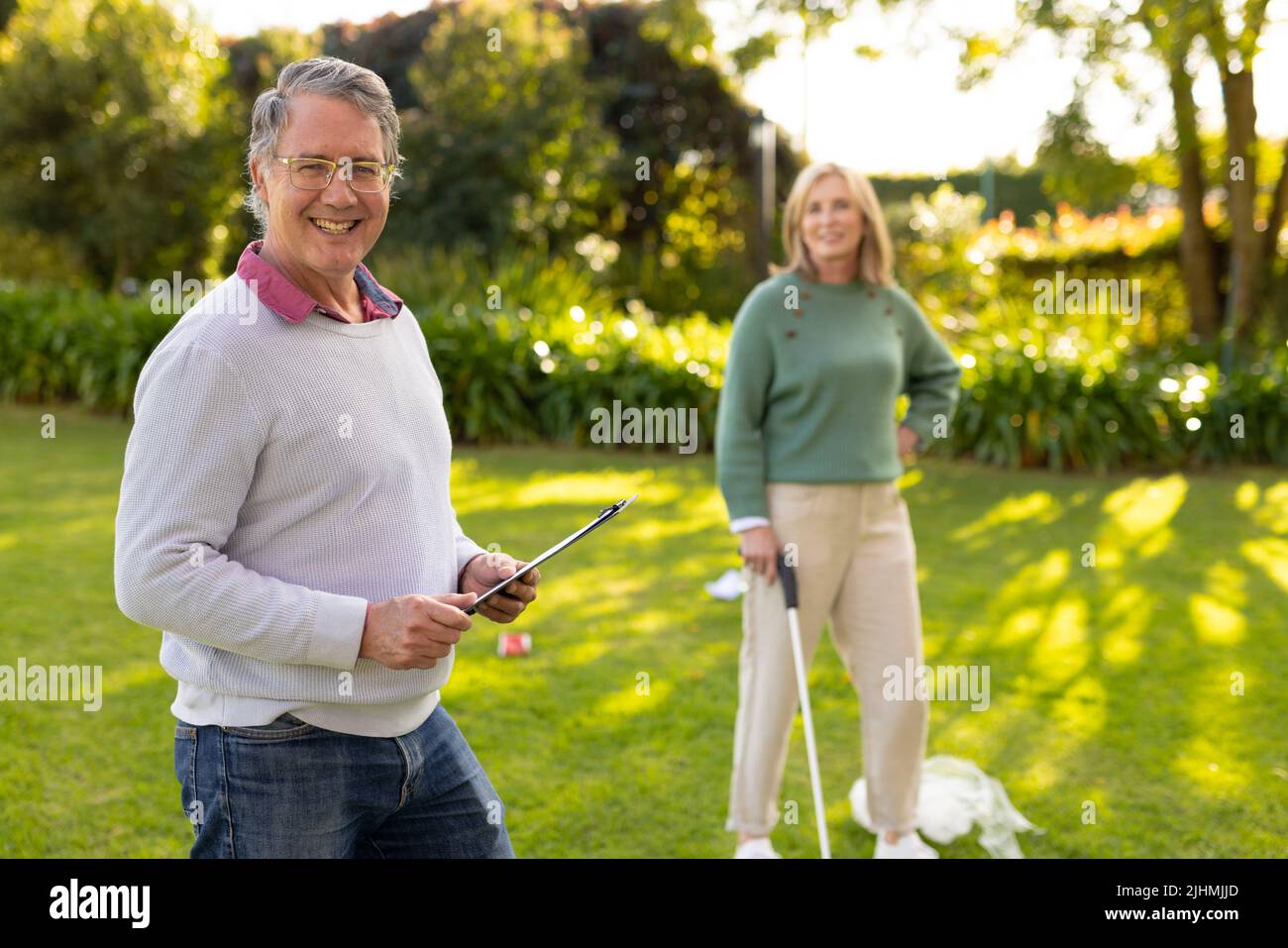 Image d'un homme et d'une femme caucasiens heureux dans le jardin Banque D'Images