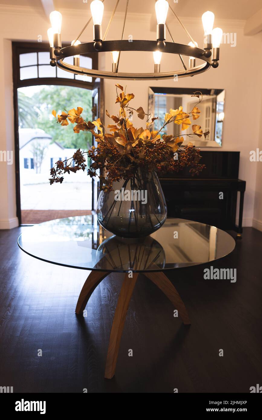 Image de maison hall avec lampe et vase avec feuilles d'automne Banque D'Images