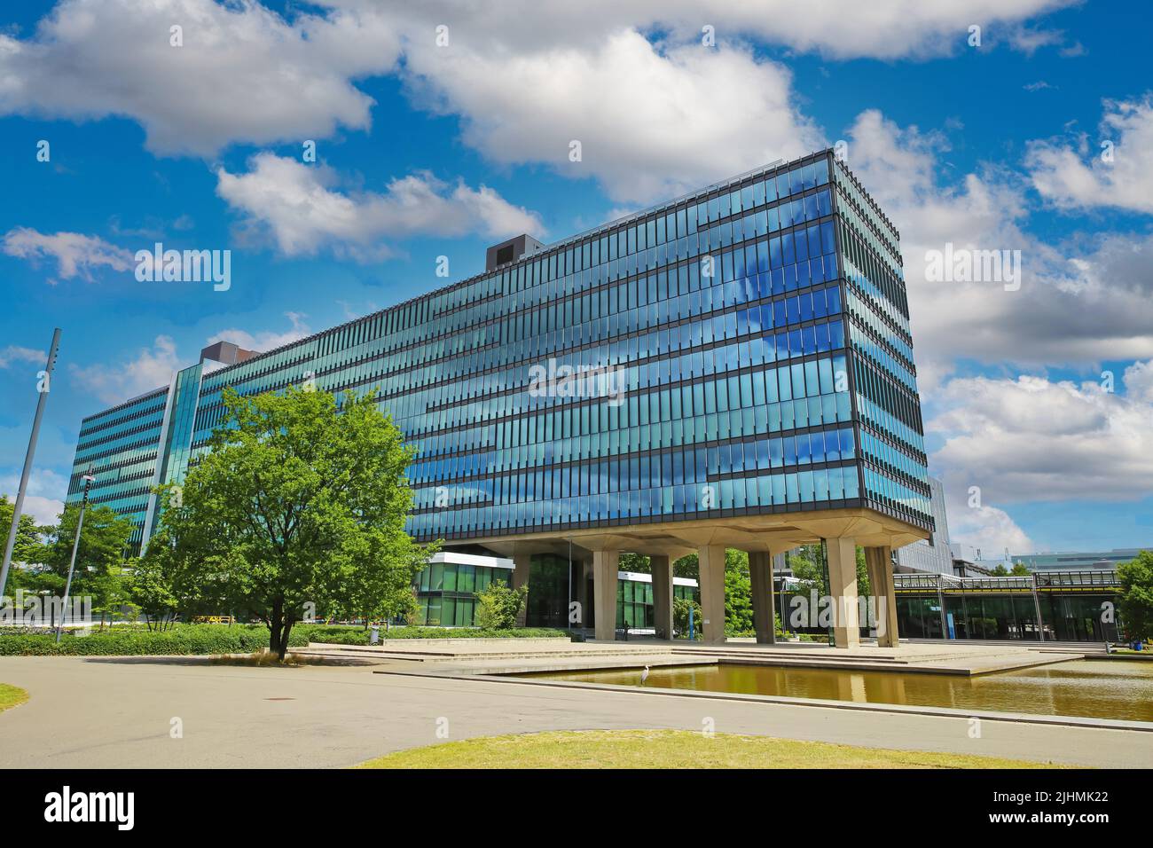 Tu Eindhoven (université technique), pays-Bas - 19 juillet. 2022: Architecture moderne façade en verre avec ciel nuages reflet sur le campus néerlandais Banque D'Images