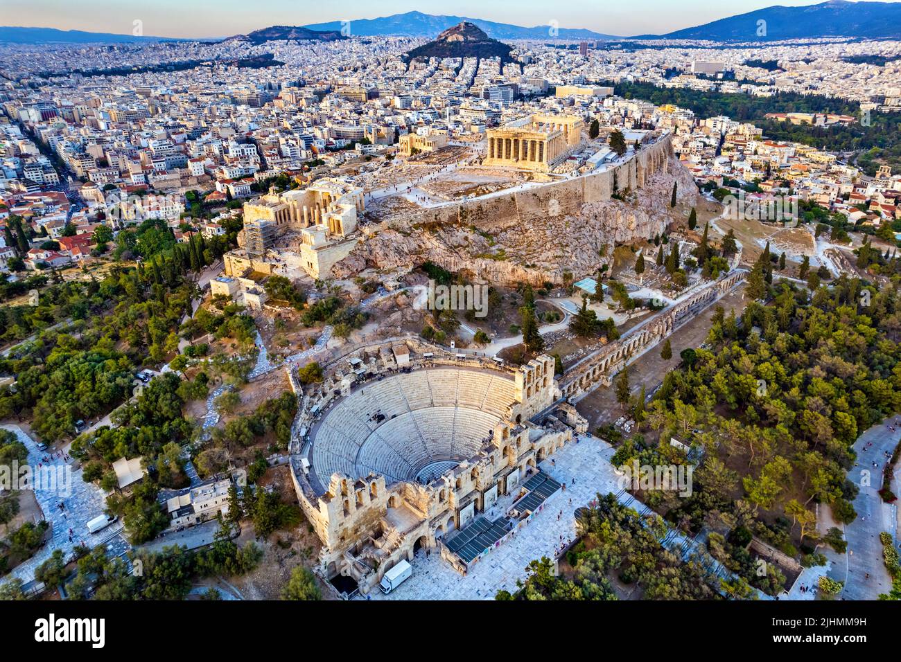 Vue aérienne de l'Acropole d'Athènes (Grèce). Vous pouvez également voir une grande partie de la ville en arrière-plan et le Herodeum ci-dessous. Banque D'Images