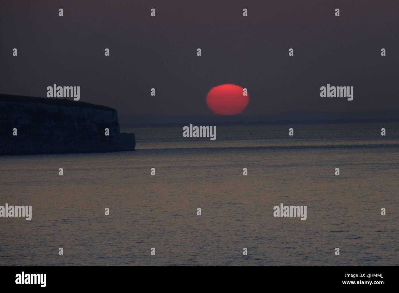 Shanklin, Royaume-Uni, 19th juillet 2022. Le soleil se lève sur la côte de Shanklin après que le met Office ait enregistré la nuit la plus chaude jamais enregistrée, avec les températures minimales les plus basses dans certains endroits ne tombant pas en dessous de 25 degrés celsius. Crédit : onzième heure Photographie/Alamy Live News Banque D'Images