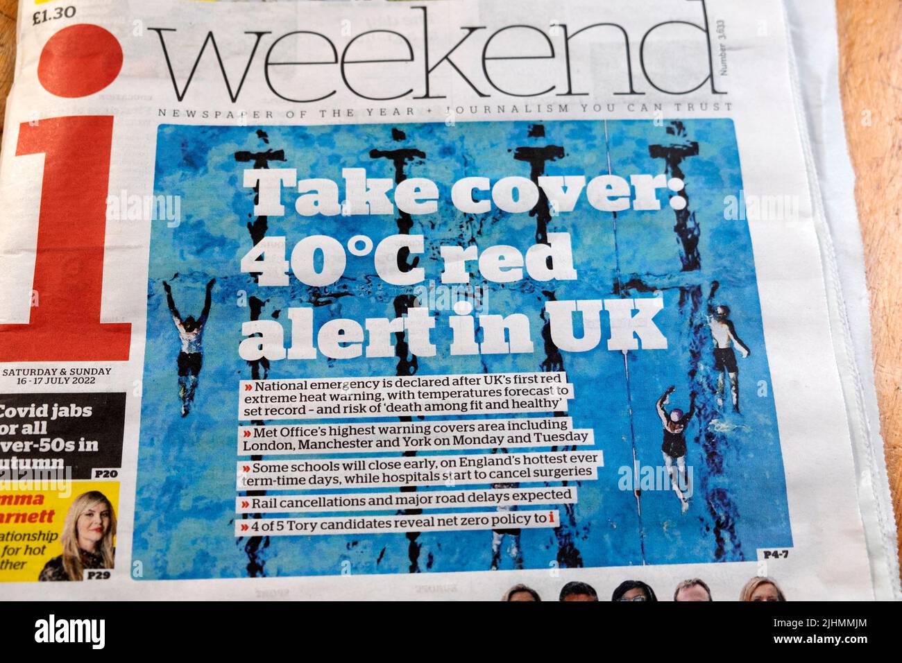 Heatwave warning front page i Weekend journal titre 'couverture: 40°C Red Alert in UK' le 17 juillet 2022 Londres Angleterre Royaume-Uni Grande-Bretagne Banque D'Images