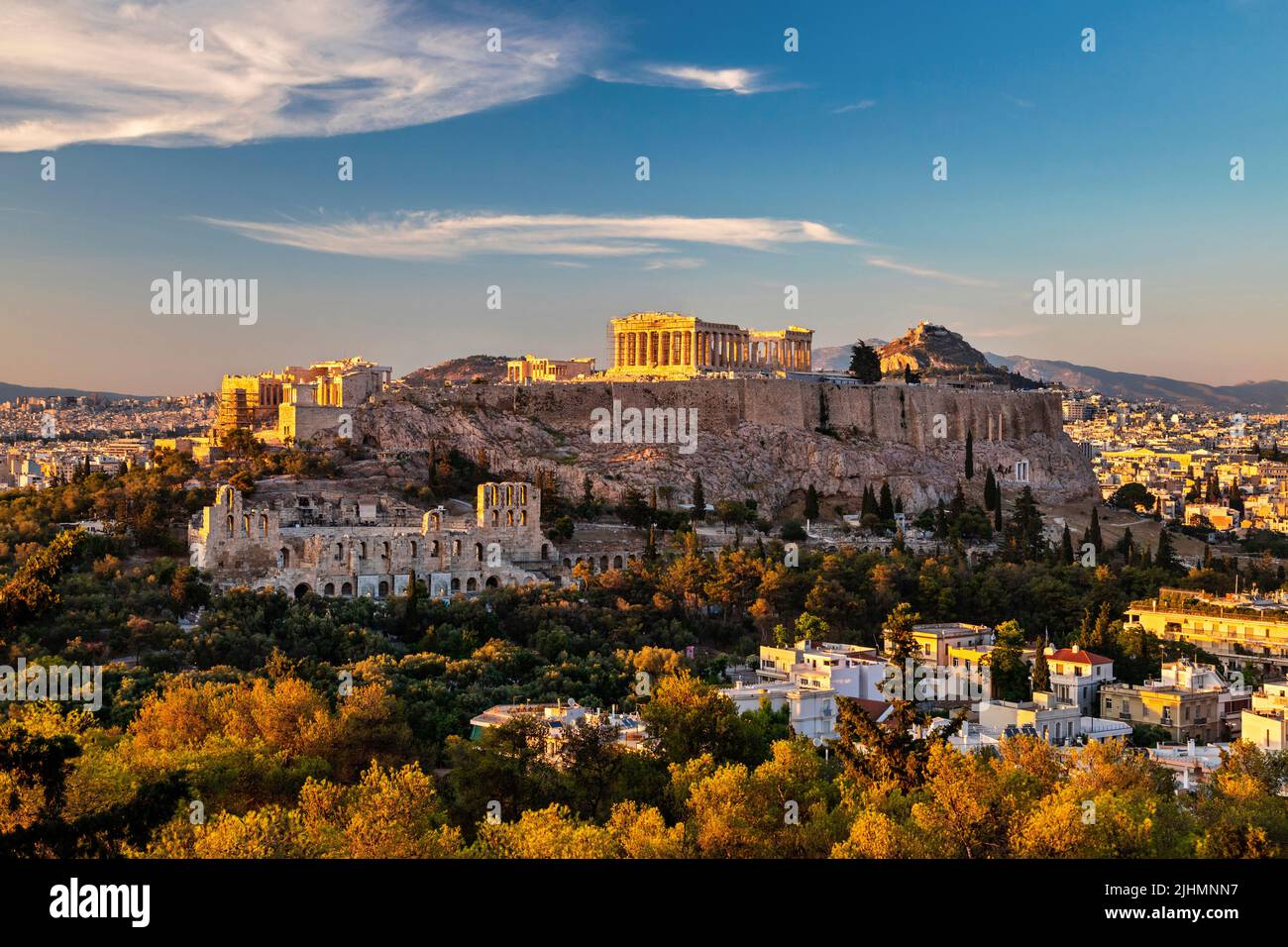 Dernière lumière du jour sur l'Acropole d'Athènes, Attique, Grèce. Vous pouvez également voir le Herodeum. Vue depuis la colline de Philopapos (Filopapos). Banque D'Images
