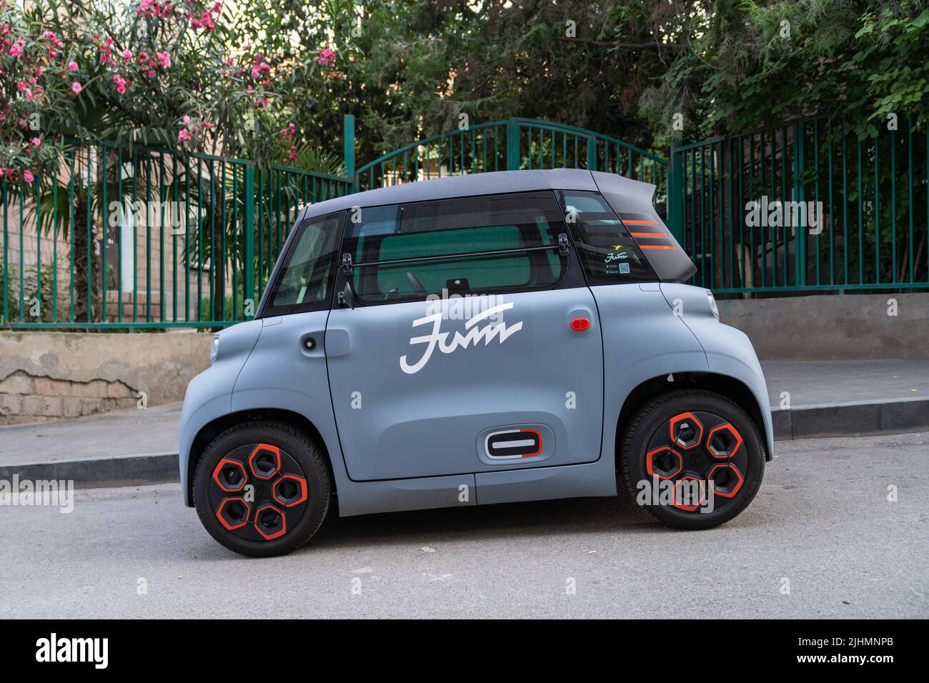 Microvoiture électrique Citroën Ami sans émission garée. Quadricycle — free download