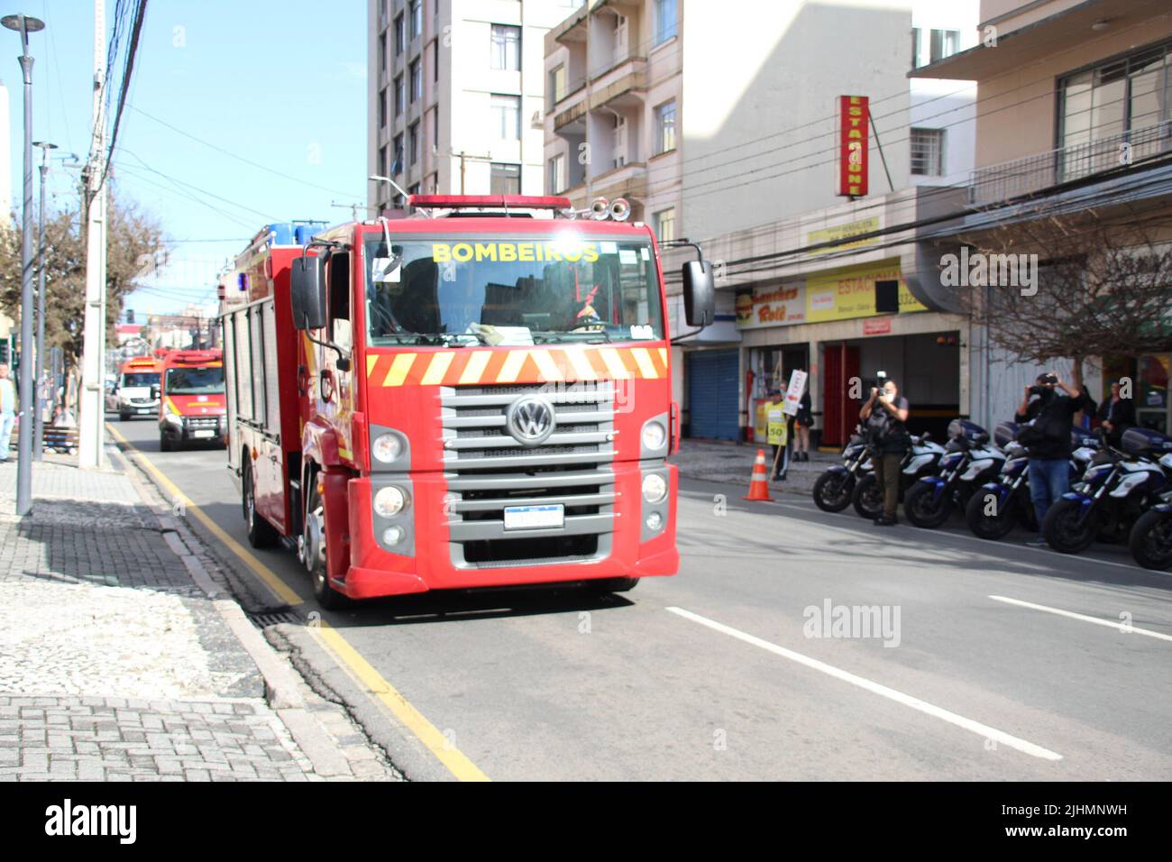 19 juillet 2022, Curitiba, Parana, Brésil : (INT) la Défense civile du Brésil effectue des exercices d'urgence dans les hôpitaux de la ville de Curitiba. 19 juillet 2022, Curitiba, Parana, Brésil: La Défense civile effectue des simulations d'exercice d'urgence dans les hôpitaux de Sao Vicente et Cruz Vermelha, tous deux situés sur la rue Vicente Machado, dans le centre-ville de Curitiba, mardi (19). En plus de la défense civile de Curitiba, ils participent à l'action des équipes du Service des incendies, de la Garde municipale, de Setran et du Service mobile de soins d'urgence (Samu). Les travaux impliquent des véhicules, avec l'utilisation de sirènes. Pati Banque D'Images