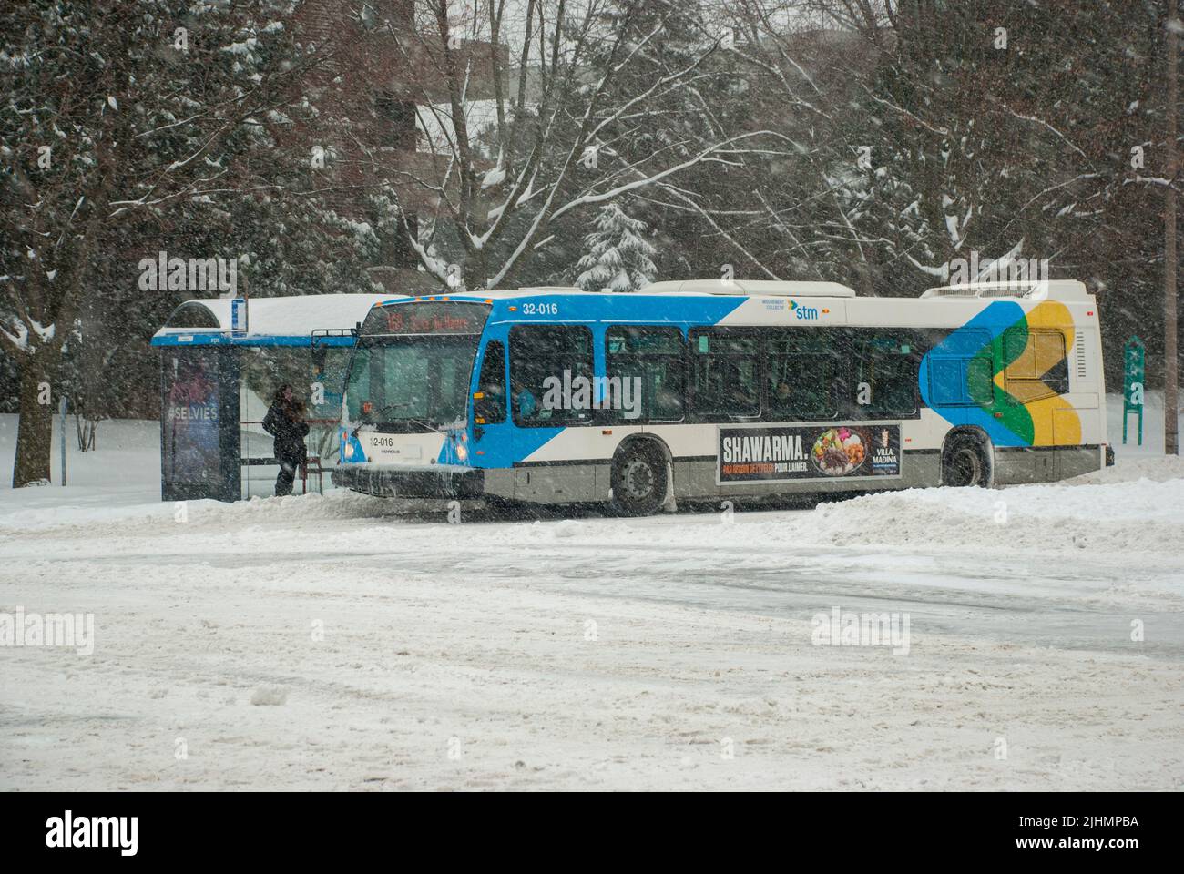 Tempête de neige de Montréal 2015, l'autobus STM offre un service dans la tempête de neige à Montréal. Banque D'Images